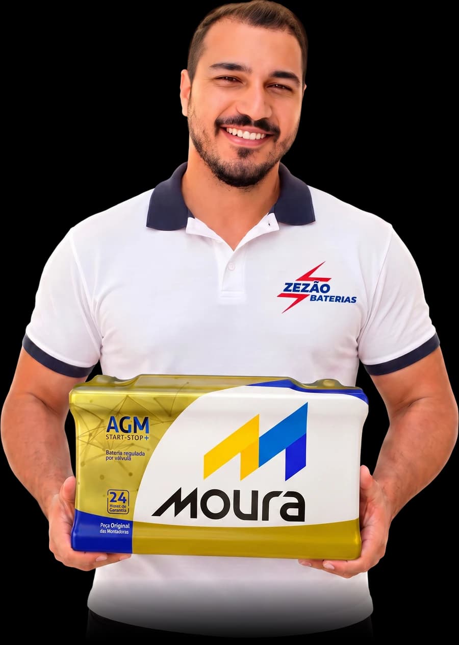 Proprietário da Zezão Baterias com uma bateria Moura AGM Start-Stop